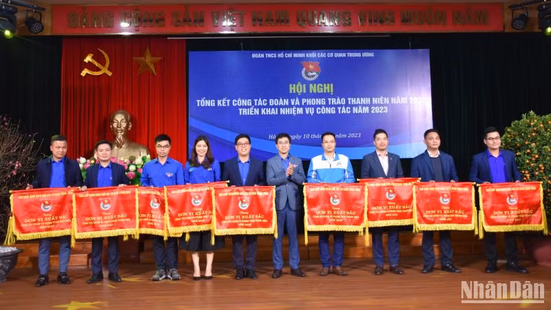 Đoàn Khối các cơ quan Trung ương trao Cờ Thi đua cho 9 đơn vị có thành tích xuất sắc. 