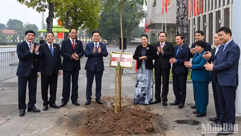 Chủ tịch Quốc hội Vương Đình Huệ, nguyên Chủ tịch Quốc hội Nguyễn Thị Kim Ngân và các đại biểu chụp ảnh lưu niệm tại buổi lễ. (Ảnh: Duy Linh)