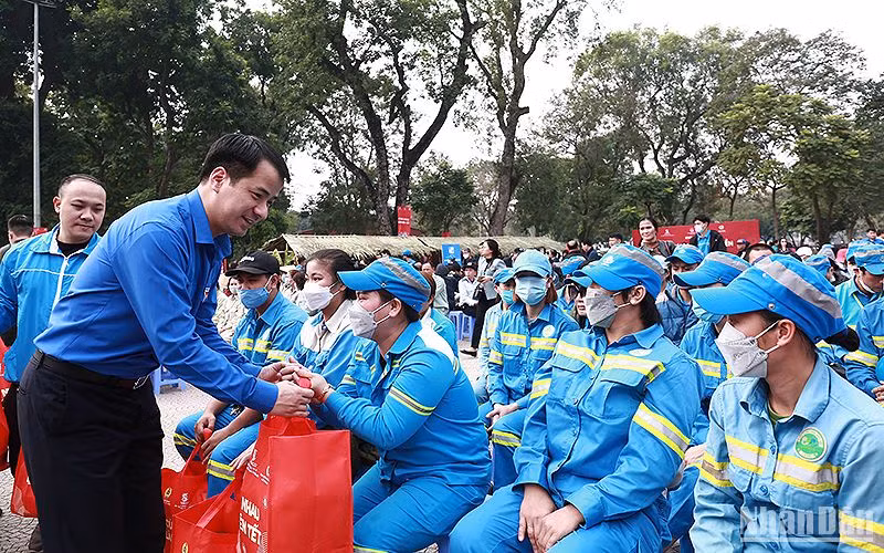Bí thư Trung ương Đoàn Ngô Văn Cương (bên trái) trao các phần quà tặng thanh niên công nhân, người lao động ngành vệ sinh môi trường có hoàn cảnh khó khăn tại chương trình.