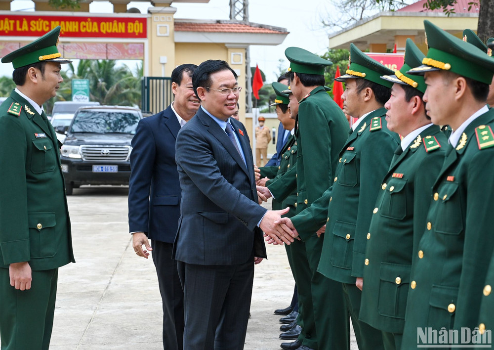 Chủ tịch Quốc hội Vương Đình Huệ và đoàn công tác đến thăm Đồn Biên phòng Nhật Lệ, thành phố Đồng Hới.