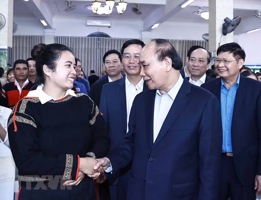 Chủ tịch nước Nguyễn Xuân Phúc thăm hỏi công nhân lao động tỉnh Đắk Lắk. (Ảnh: TTXVN)