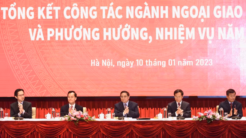 Thủ tướng Phạm Minh Chính, Bộ trưởng Ngoại giao Bùi Thanh Sơn cùng các Thứ trưởng Ngoại giao chủ trì Hội nghị.