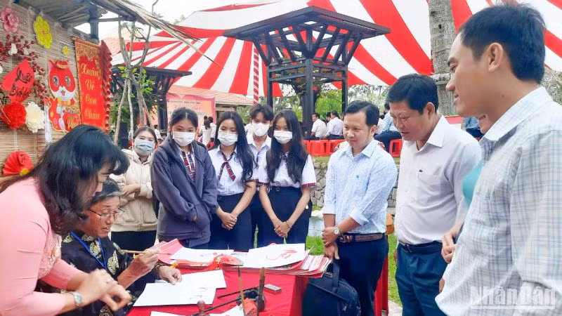 Gian trưng bày thư pháp và thầy đồ cho chữ. (Ảnh: BÁ DŨNG)