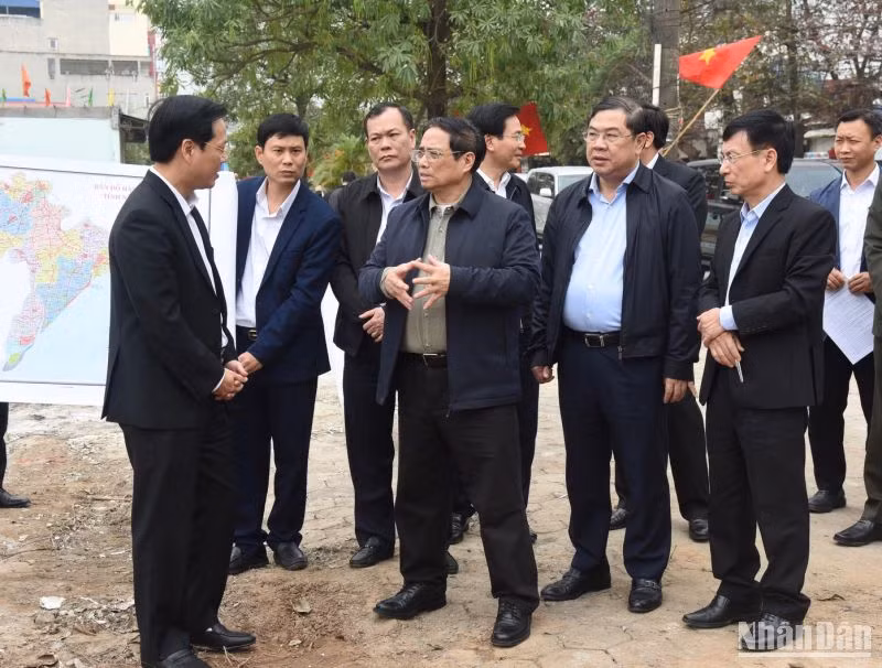 Thủ tướng Phạm Minh Chính khảo sát dự án cầu bắc qua sông Đào, thành phố Nam Định.