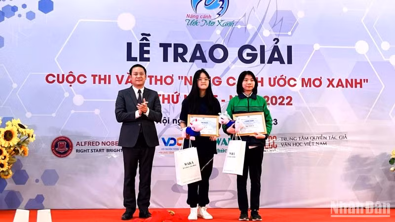 Ban tổ chức trao hai giải A cho hai học sinh có tác phẩm tốt nhất cuộc thi.