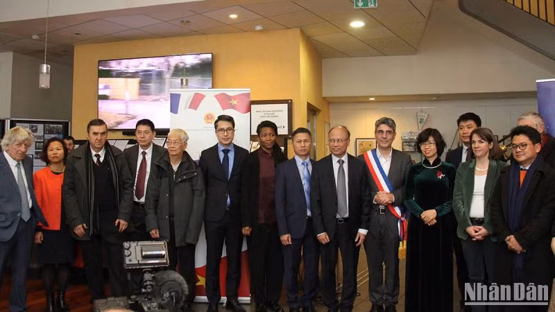 Các đại biểu chụp ảnh lưu niệm cùng các bạn Pháp từng tham gia các hoạt động hỗ trợ đoàn đàm phán Việt Nam.