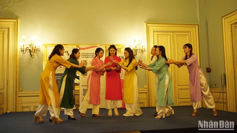 Trình diễn áo dài truyền thống tại ngày hội Tết của APCV.