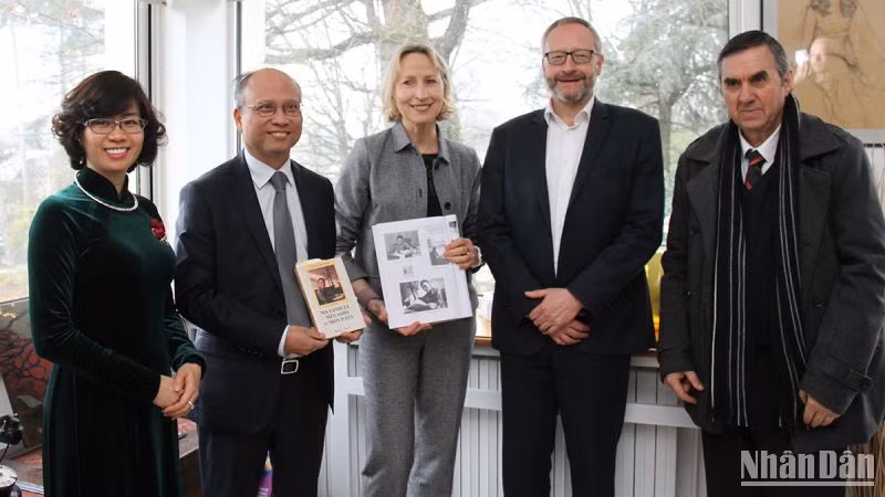 Ông Jean-Luc Henrie và bà Daniele Henrie vui mừng đón Đại sứ Đinh Toàn Thắng, Đại sứ - Trưởng Phái đoàn Việt Nam bên cạnh UNESCO và ông Michel Strachinescu (bên phải) tới thăm ngôi nhà, nơi lưu trú của bà Nguyễn Thị Bình trong thời gian diễn ra đàm phán Hiệp định Paris.