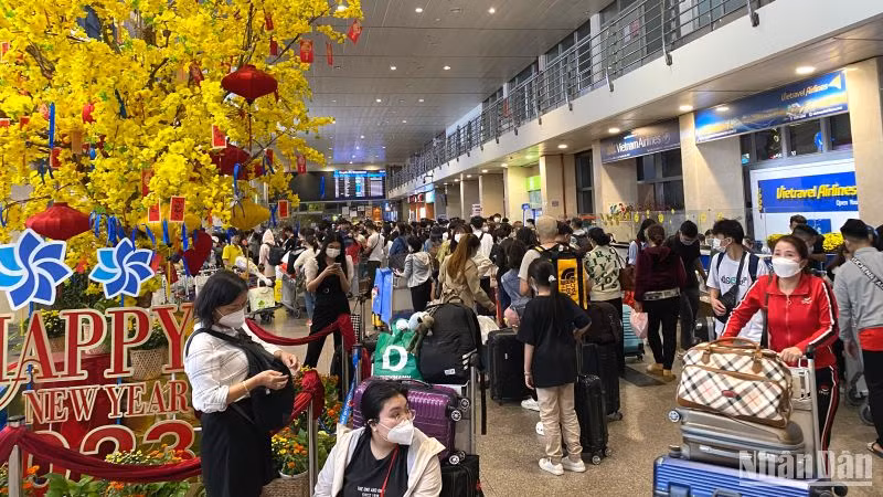Hành khách đi và đến sân bay Tân Sơn Nhất những ngày cao điểm Tết 2023.