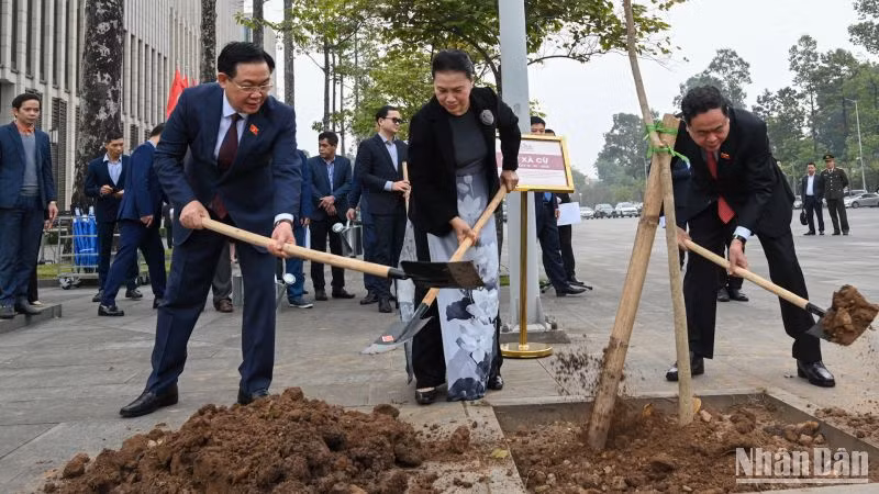 Chủ tịch Quốc hội Vương Đình Huệ, nguyên Chủ tịch Quốc hội Nguyễn Thị Kim Ngân và các đại biểu trồng cây lưu niệm tại khuôn viên Nhà Quốc hội. (Ảnh: Duy Linh)