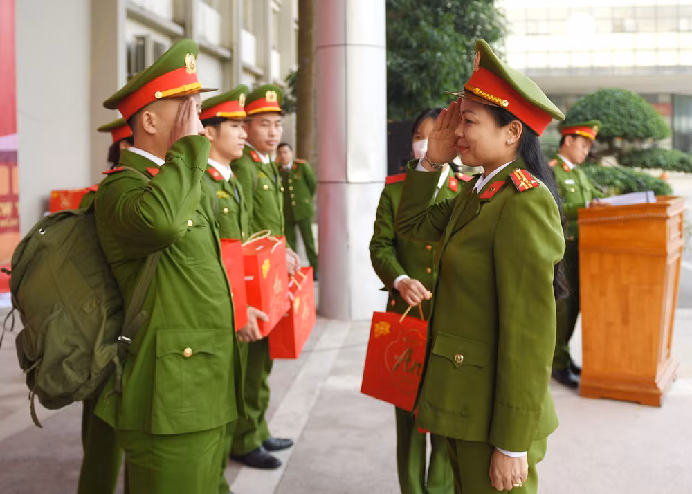 Tại lễ chia tay, đại diện Học viện, các nhà đồng hành, tài trợ trao tặng cho các sinh viên những suất học bổng và những món quà trước khi về quê đón Tết.