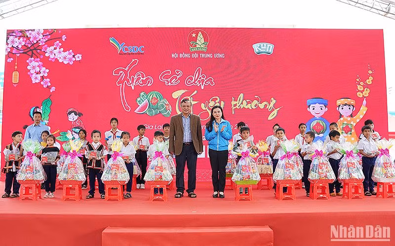 Bí thư Trung ương Đoàn, Chủ tịch Hội đồng Đội Trung ương Nguyễn Phạm Duy Trang (áo xanh) cùng đại diện các đơn vị liên quan trao quà Tết tặng thiếu nhi có hoàn cảnh khó khăn tại ngày hội.