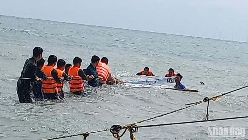 Lực lượng Đồn biên phòng Hòn Sơn nỗ lực trục vớt vỏ composite của người dân gặp nạn.