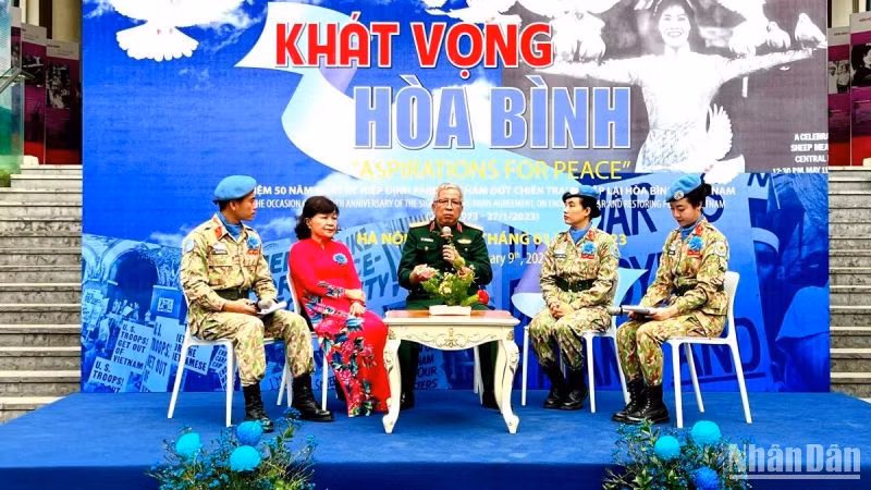 Phiên tọa đàm với những chia sẻ của Thượng tướng Nguyễn Chí Vịnh (ở giữa), bà Trần Hồng Dung (áo dài đỏ) và trung tá Đỗ Thị Hằng Nga (thứ hai từ phải sang).