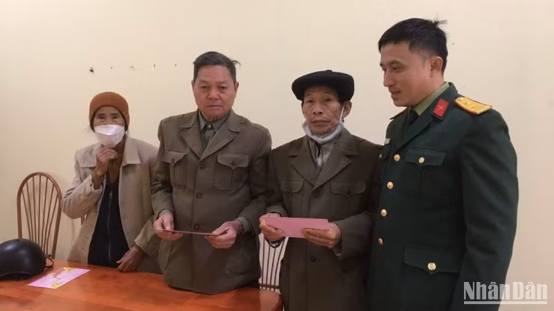 Đại diện Trung đoàn 95, Sư đoàn 325 (Quân đoàn 2) thăm, tặng quà các gia đình chính sách ở xã Thanh Hải, huyện Lục Ngạn, tỉnh Bắc Giang.