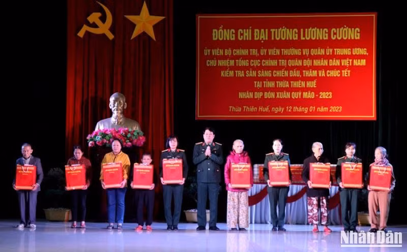 Tặng 100 phần quà của Quân ủy Trung ương, Bộ Quốc phòng cho gia đình chính sách, người có công tiêu biểu tỉnh Thừa Thiên Huế.