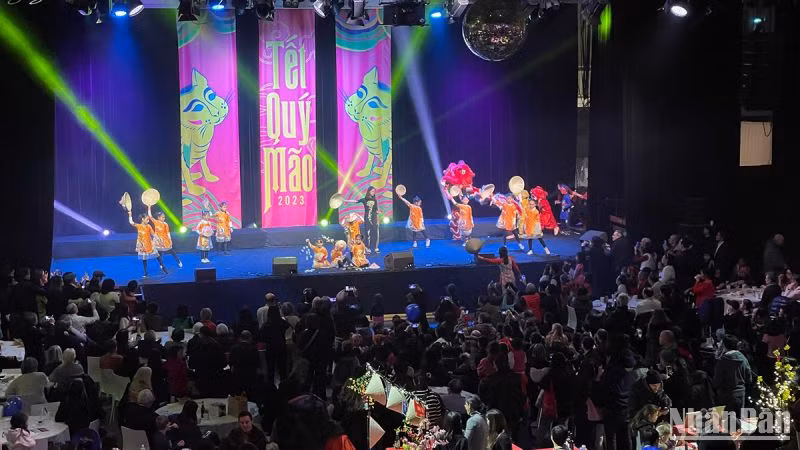 Kiều bào tại Pháp mừng đón năm mới Quý Mão. (Ảnh: Minh Duy)