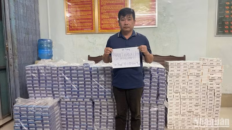 Đối tượng Phạm Thành Lâm cùng tang vật bị bắt giữ. (Ảnh: Công an cung cấp)