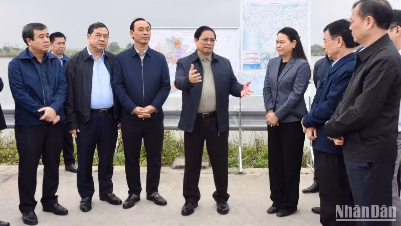 Thủ tướng Phạm Minh Chính khảo sát tuyến đường nối vùng kinh tế biển với cao tốc Cầu Giẽ-Ninh Bình.