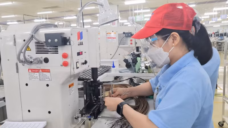 Với quy mô dân số hơn 90 triệu dân, thu nhập đầu người không ngừng được cải thiện tạo ra một thị trường nội địa có quy mô đủ lớn và hấp dẫn để Việt Nam có thể linh hoạt lựa chọn chiến lược phát triển công nghiệp phù hợp. (Ảnh minh họa: Hoàng Mẫn/dangconsan.vn)