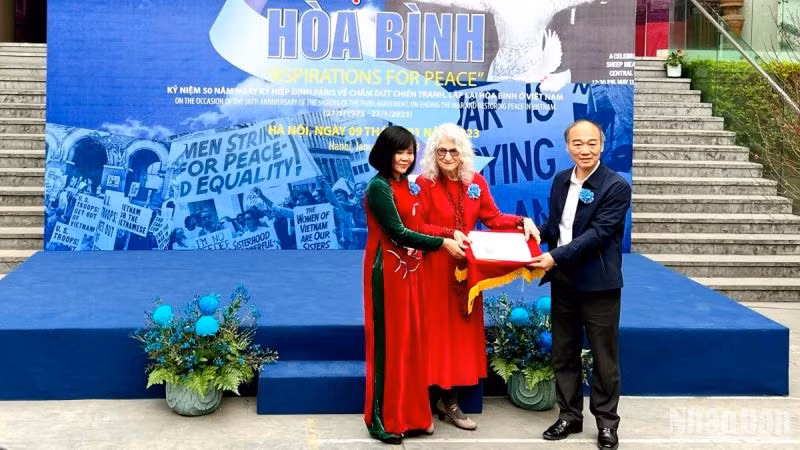 Luật sư người Mỹ Nancy Hollander (ở giữa) trao tặng kỷ vật cá nhân cho đại diện Bảo tàng Phụ nữ Việt Nam.