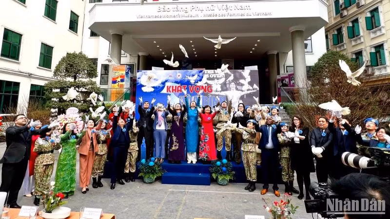 Các đại biểu thực hiện nghi lễ thả chim bồ câu tượng trưng cho khát vọng hòa bình.