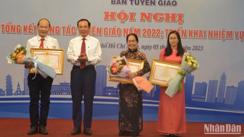 Đồng chí Nguyễn Văn Nên, Ủy viên Bộ Chính trị, Bí thư Thành ủy Thành phố Hồ Chí Minh trao tặng Bằng khen của Thủ tướng Chính phủ cho tập thể, cá nhân có thành tích tiêu biểu trong học tập và làm theo tư tưởng, đạo đức, phong cách Hồ Chí Minh.
