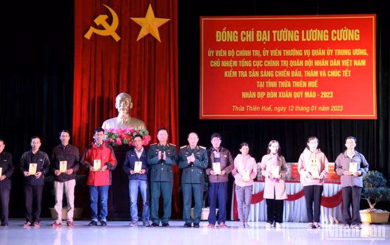 Tặng 200 phần quà dành cho hộ nghèo, công đoàn, công nhân, người lao động nghèo trên địa bàn.