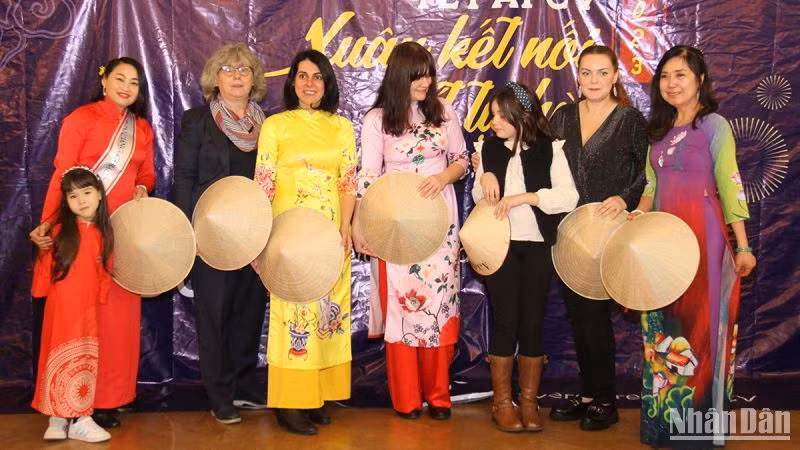 Phụ nữ Pháp rất ấn tượng với áo dài, nón lá của phụ nữ Việt Nam.