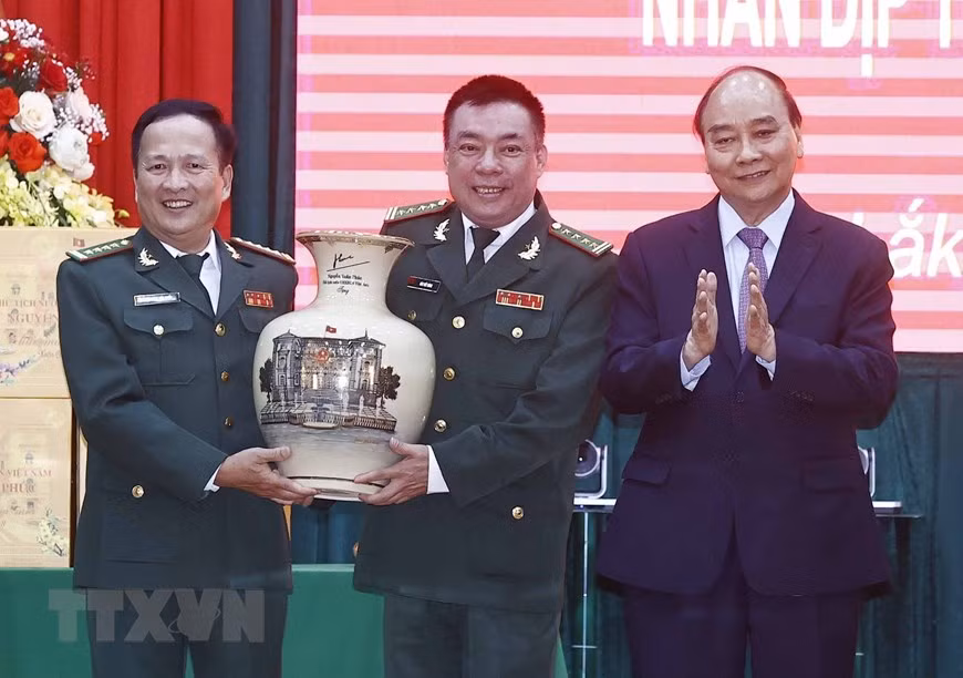 Chủ tịch nước Nguyễn Xuân Phúc tặng quà Tết cán bộ, chiến sĩ Bộ đội Biên phòng tỉnh Đắk Lắk. (Ảnh: TTXVN)