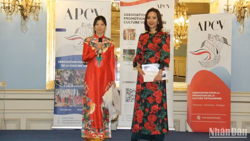 Chủ tịch APCV Nguyễn Đức Diane Thu Dung (phải) giới thiệu về hoạt động của hội.