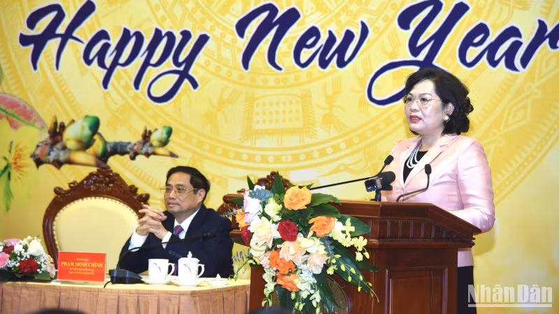 Thống đốc Ngân hàng Nhà nước Việt Nam Nguyễn Thị Hồng báo cáo hoạt động của ngành Ngân hàng.
