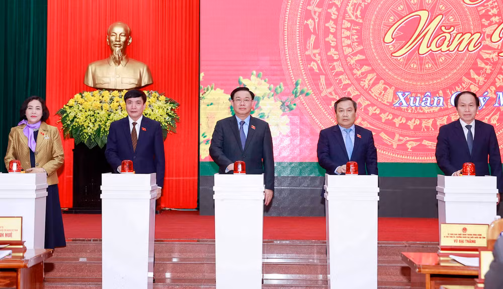Chủ tịch Quốc hội Vương Đình Huệ và các đại biểu thực hiện nghi thức khởi công 3 dự án trọng điểm tại tỉnh Quảng Bình.