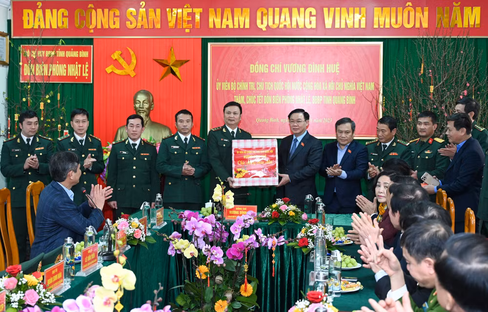 Chủ tịch Quốc hội Vương Đình Huệ tặng quà Tết cho cán bộ, chiến sĩ Đồn Biên phòng Nhật Lệ.