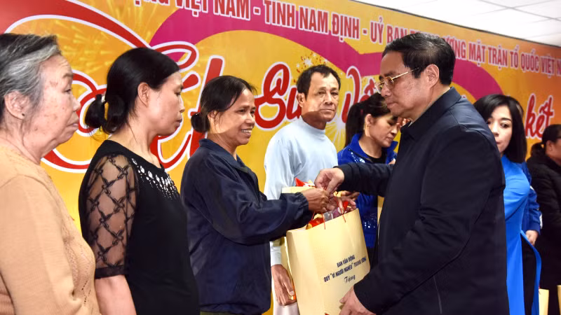 Thủ tướng Phạm Minh Chính tặng quà cho công nhân, người lao động, người có hoàn cảnh khó khăn tỉnh Nam Định.