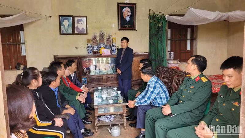 Đại diện lãnh đạo, chỉ huy Sư đoàn 325 (Quân đoàn 2) thăm hỏi, tặng quà gia đình chính sách ở tổ dân phố Minh Lập, thị trấn Chũ, huyện Lục Ngạn, tỉnh Bắc Giang.