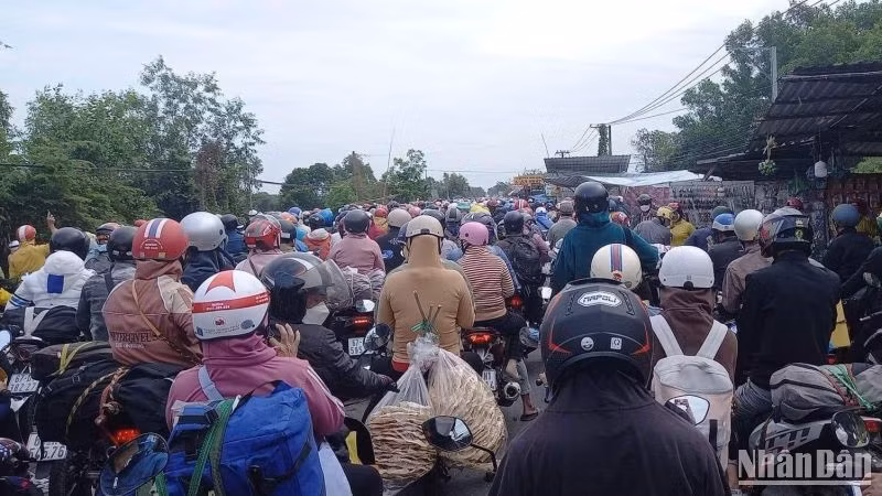 Ùn tắc giao thông trong buổi chiều 29/1 tại ngã 3 nút giao giữa Quốc lộ N2 và Quốc lộ 62, nằm trên địa bàn tỉnh Long An.