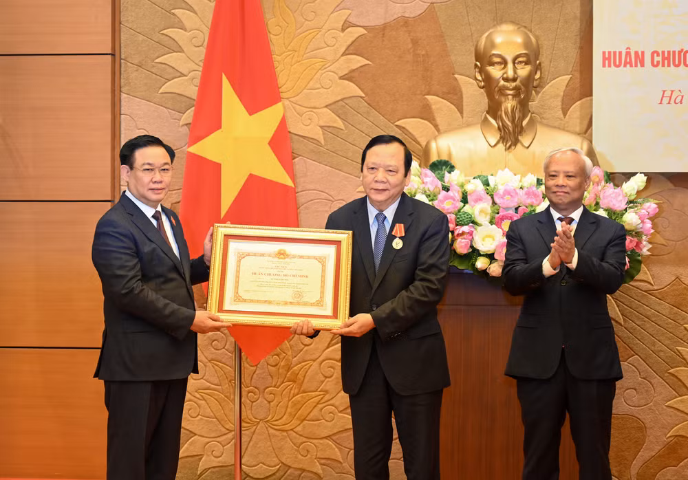 Chủ tịch Quốc hội Vương Đình Huệ trao Huân chương Hồ Chí Minh cho đồng chí Huỳnh Ngọc Sơn.