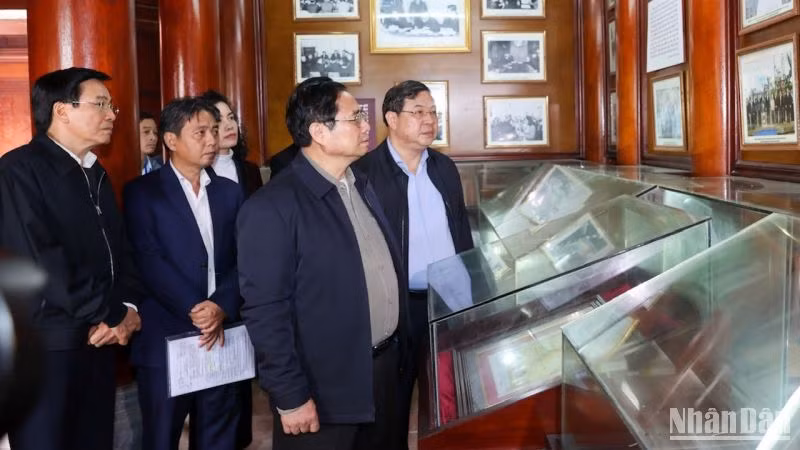 Thủ tướng Phạm Minh Chính đến thăm Khu tưởng niệm đồng chí Lê Đức Thọ tại thôn Địch Lễ, xã Nam Vân, thành phố Nam Định.