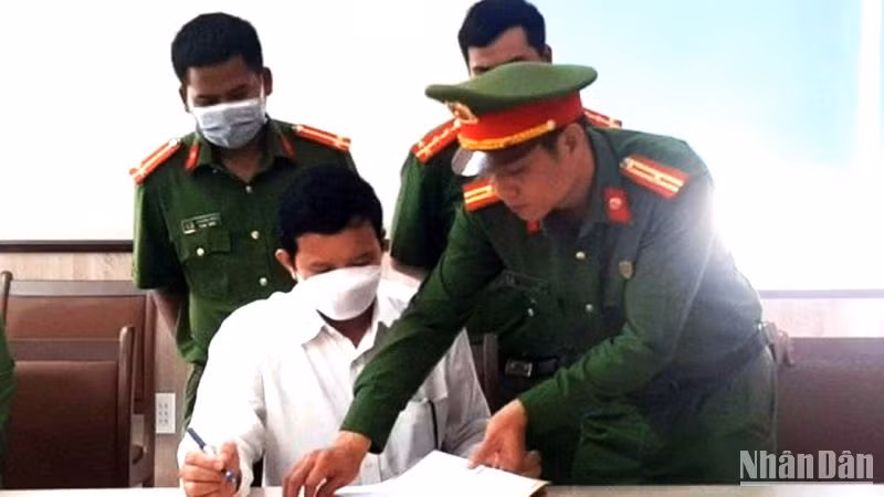 Cơ quan cảnh sát điều tra Công an tỉnh Đắk Lắk bắt giam ông Trịnh Quang Trí, nguyên Giám đốc Trung tâm Kiểm soát bệnh tật tỉnh Đắk Lắk do những sai phạm trong việc mua sắm trang thiết bị, vật tư y tế, sinh phẩm, kít xét nghiệm phòng, chống Covid-19.