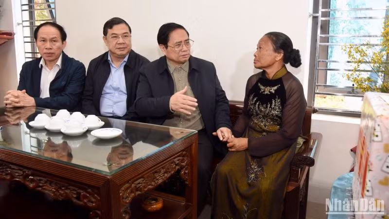 Trong chuyến thăm và làm việc tại Nam Định, sáng 15/1, Thủ tướng Phạm Minh Chính đến thăm, chúc Tết, tặng quà gia đình bà Hoàng Thị Mừng, vợ liệt sĩ Nguyễn Đình Thiện hy sinh trong kháng chiến chống Mỹ và thăm nhân dân xã Nam Vân, thành phố Nam Định.