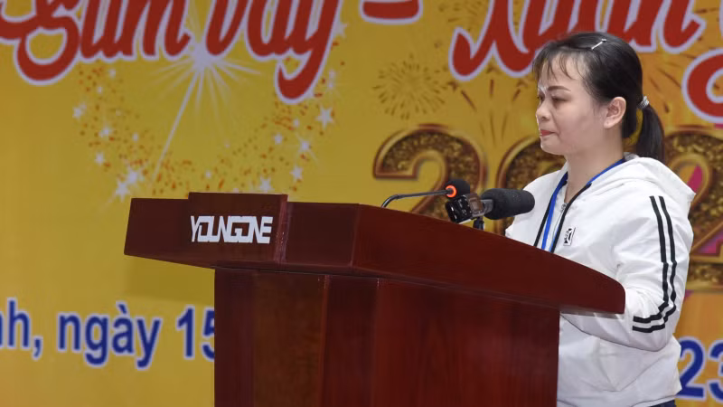 Đại diện công nhân, người lao động có hoàn cảnh khó khăn phát biểu tại chương trình.