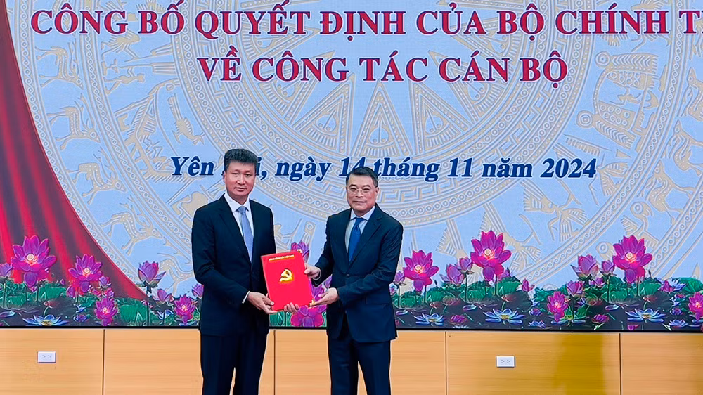 Đồng chí Trưởng Ban Tổ chức Trung ương trao quyết định chuẩn y Bí thư Tỉnh ủy Yên Bái. (Ảnh: THANH SƠN)