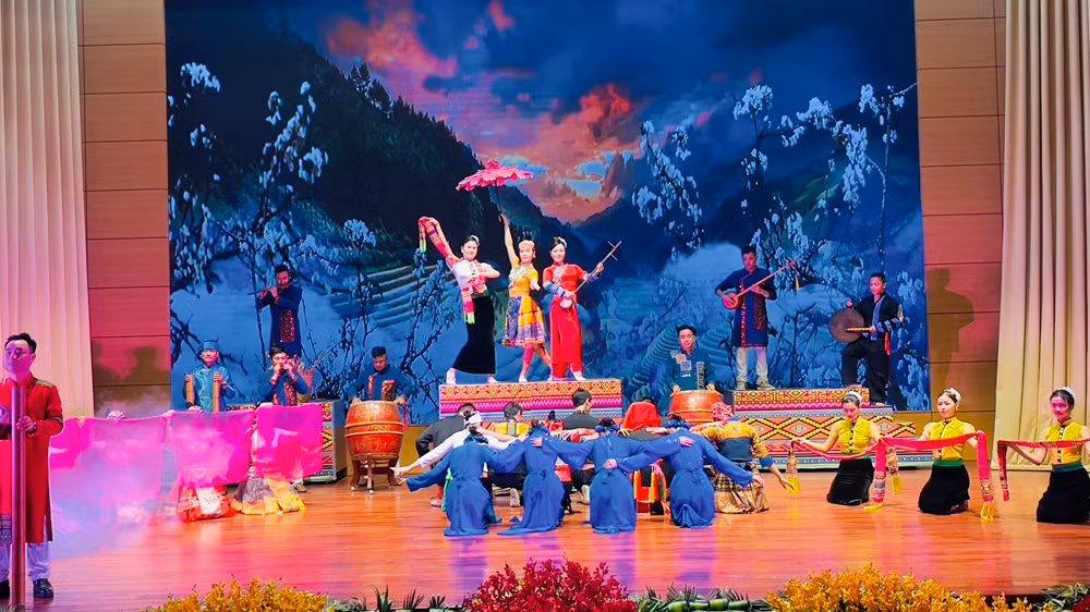 Một tiết mục văn nghệ chào mừng đại hội. (Ảnh: THANH SƠN)