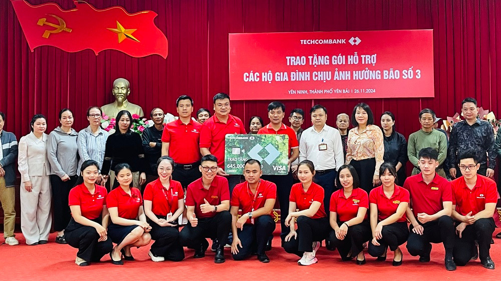 Trao hỗ trợ tiền cho 17 hộ dân phường Yên Ninh bị thiệt hại do bão Yagi. (Ảnh: THANH SƠN)