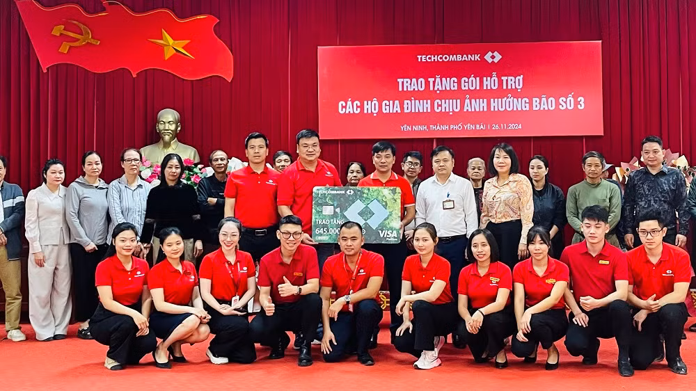 Trao hỗ trợ tiền cho 17 hộ dân phường Yên Ninh bị thiệt hại do bão Yagi. (Ảnh: THANH SƠN)