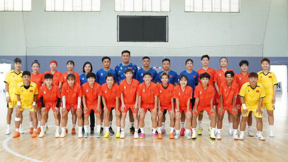 Ban huấn luyện cùng các tuyển thủ futsal nữ Việt Nam. (Ảnh: VFF)