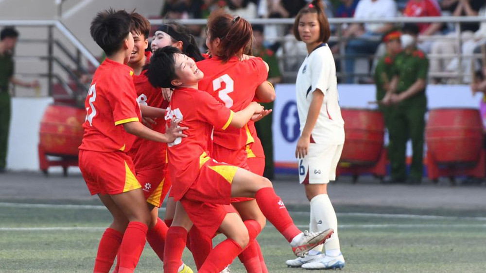 Các cầu thủ U17 nữ Việt Nam ăn mừng bàn thắng thứ hai. (Ảnh: VFF)