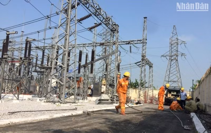 Khắc phục sự cố tại trạm biến áp 220kV trên địa bàn huyện Hưng Hà (tỉnh Thái Bình) ngày 18/5.