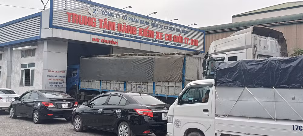 Lượng phương tiện đến kiểm định tại các trung tâm đăng kiểm xe cơ giới tỉnh Thái Bình không đông, do vẫn đang trong thời gian nghỉ lễ.
